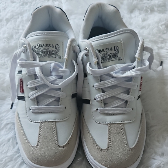 NWT LEVIS SIZE 8 For Men White and Black Sneakers with Minimalist Design - Picture 3 of 3